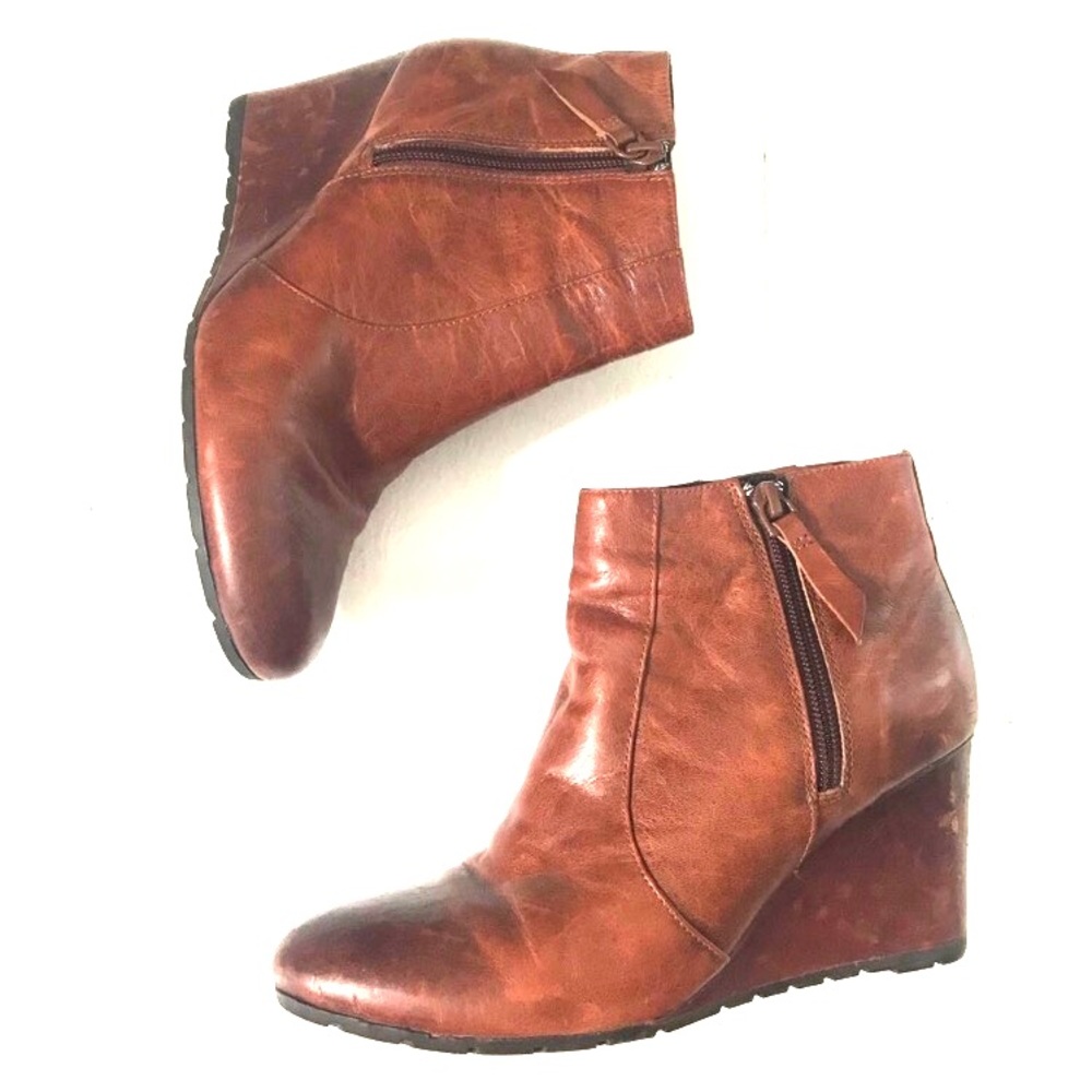 Brown leather clark wedge ankle boot.